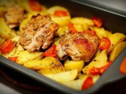 Запеченная с картофелем курица, маринованная в кефире