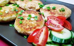 Котлеты из курицы с квашеной капустой на манке