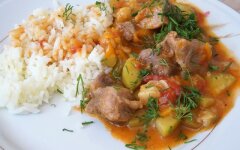 Тушеная свинина с кабачками, помидорами и морковью