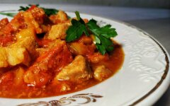 Тушеная свинина с овощами Перкельт по-венгерски