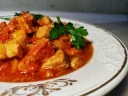 Тушеная свинина с овощами Перкельт по-венгерски