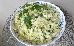 Салат из свежей капусты с яйцами и огурцом
