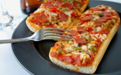 Ленивая пицца из батона с копченой колбасой