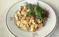 Печеночный салат из куриной печени с солеными огурцами