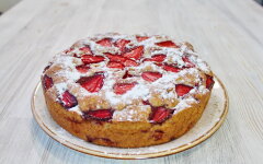 Шарлотка с клубникой на сметане в духовке