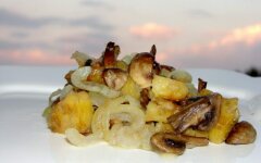 Грибы с луком и картошкой в сметане