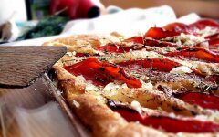 Фокачча с сыром, чесноком и помидорами