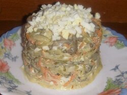 Салат со свежей морковью и говяжьей печенью