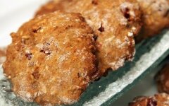 Овсяные плюшки с вишней и орехами в духовке
