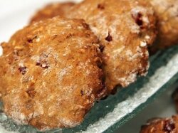 Овсяные плюшки с вишней и орехами в духовке