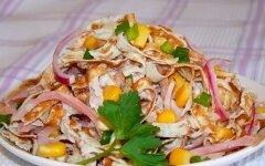 Блинный салат с куриной грудкой и кукурузой