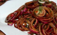 Маринованный лук с бальзамическим уксусом и горчицей