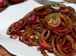 Маринованный лук с бальзамическим уксусом и горчицей