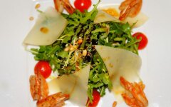 Салат с креветками, рукколой и базиликом