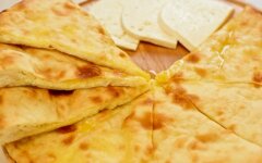 Осетинский пирог с картофелем, брынзой и сулугуни