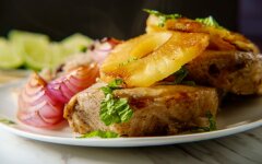 Свинина с ананасами под сыром в мультиварке
