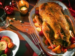 Рождественский гусь с яблоками под клюквенным соусом