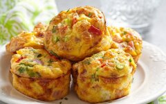 Закусочные капкейкис ветчиной, сыром и зеленью