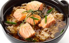 Мисо-суп с рисом, лососем и тунцом