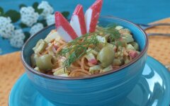Салат с морковью, оливками и крабовыми палочками