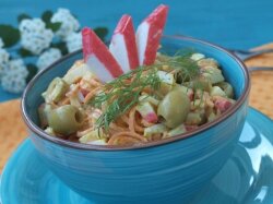 Салат с морковью, оливками и крабовыми палочками