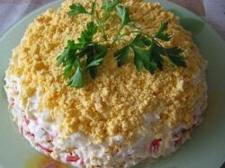 Слоеный салат с крабовыми палочками и рыбой