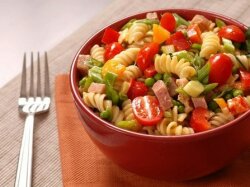 Овощной салат по-итальянски с ветчиной, макаронами и сыром