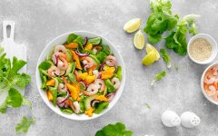 Новогодний салат с креветками, манго и огурцами