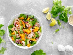 Новогодний салат с креветками, манго и огурцами