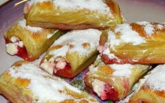 Слоеные трубочки с малиной и сметаной