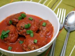 Тефтели в томатном соусе с зеленью и мятой