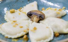 Вареники с картошкой, шкварками, грибами и луком