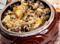 Грибы с говядиной под сыром в горшочках