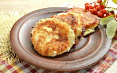 Творожные оладьи с молоком и сметаной
