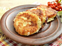 Творожные оладьи с молоком и сметаной