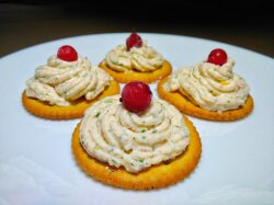 Закуска на крекерах с крабовыми палочками, сыром и яйцом