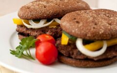 Гамбургер с ржаным хлебом и говяжьей котлетой