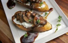 Итальянская брускетта с грибами и творожным сыром