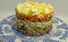 Слоеный салат Оливье с говяжьим языком