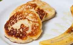 Простые сырники из творога с бананом