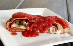 Пицца «Кальцоне» с домашним соусом