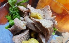 Салат «Столичный» с говядиной и виноградом