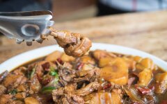 Курица с картофелем в чесночно-соевом соусе