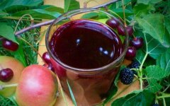Компот из ягод шелковицы, яблок и облепихи