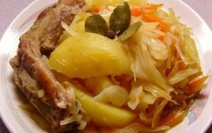 Овощное рагу с капустой и свининой