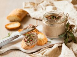 Утиный паштет с коньяком и прованскими травами