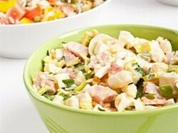 Салат ромен по-американски с яйцами и беконом