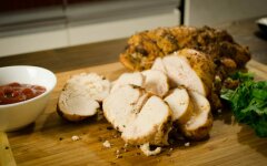 Куриная пастрома в фольге с травами