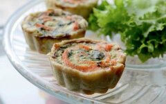 Закусочные корзиночки с форелью и шпинатом