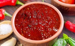 Аджика из слив с болгарским перцем и луком